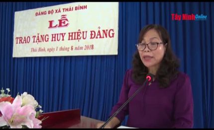 Phó bí thư thường trực Tỉnh ủy Nguyễn Minh Tân: Trao huy hiệu 70, 50,45 và 30 năm tuổi Đảng