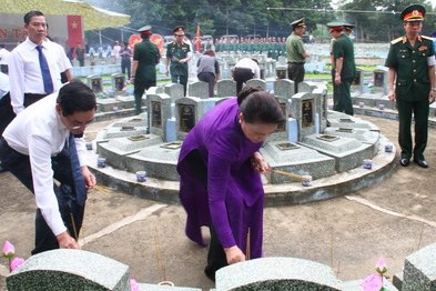 Chủ tịch Quốc hội Nguyễn Thị Kim Ngân: “Sớm nâng cấp Nghĩa trang Liệt sĩ Tân Biên (Đồi 82)”