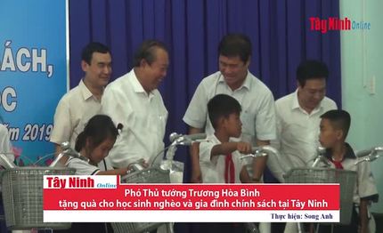 Phó Thủ tướng Trương Hòa Bình tặng quà cho học sinh nghèo và gia đình chính sách ở Tây Ninh