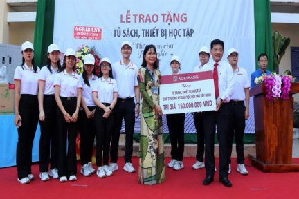 Agribank Tây Ninh:Tặng tủ sách, thiết bị học tập cho Trường Phổ thông Dân tộc Nội trú tỉnh