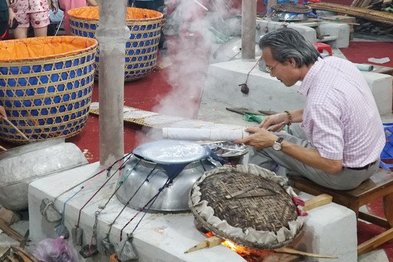 Đàn ông trải nghiệm làm bánh tráng phơi sương Trảng Bàng