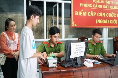 Làm việc xuyên đêm cấp thẻ căn cước gắn chip cho người dân