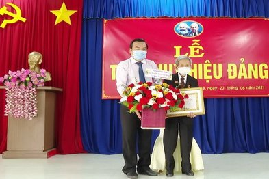 Phó Bí thư Thường trực Tỉnh uỷ trao Huy hiệu Đảng tại xã Chà Là