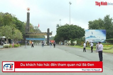 Du khách háo hức đến tham quan núi Bà Đen