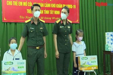 Tặng quà cho trẻ em mồ côi do dịch bệnh Covid-19 trên địa bàn tỉnh