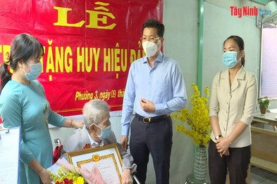 Phó Bí thư Tỉnh uỷ Nguyễn Mạnh Hùng trao huy hiệu 70 năm tuổi Đảng tại phường 3