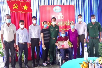 Phó Bí thư Tỉnh uỷ Nguyễn Mạnh Hùng trao Huy hiệu Đảng cho đảng viên tại phường 1 và phường 3