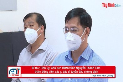 Bí thư Tỉnh ủy, Chủ tịch HĐND tỉnh Nguyễn Thành Tâm thăm động viên các y, bác sĩ tuyến đầu chống dịch