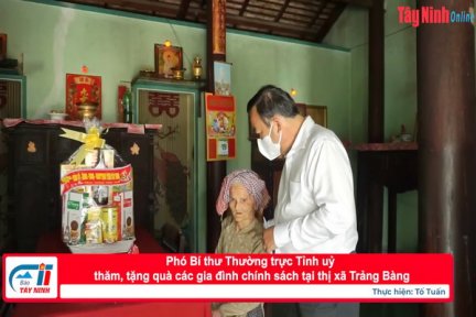 Phó Bí thư Thường trực Tỉnh uỷ thăm, tặng quà các gia đình chính sách tại thị xã Trảng Bàng