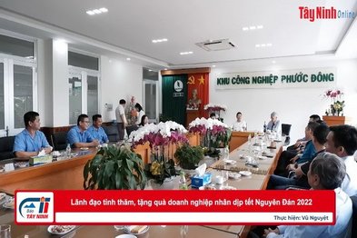 Chủ tịch UBND tỉnh thăm, tặng quà các doanh nghiệp tại Khu công nghiệp Phước Đông