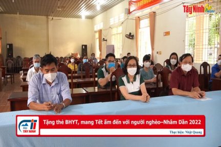 Tặng thẻ BHYT, mang Tết ấm đến với người nghèo–Nhâm Dần 2022