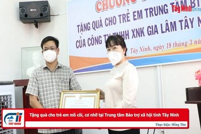 Tặng quà cho trẻ em mồ côi, cơ nhỡ tại Trung tâm Bảo trợ xã hội tỉnh Tây Ninh