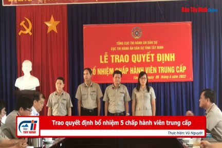 Trao quyết định bổ nhiệm 5 chấp hành viên trung cấp