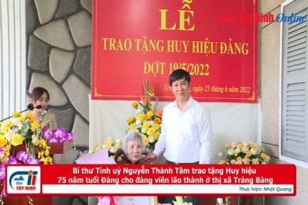 Bí thư Tỉnh uỷ Nguyễn Thành Tâm trao tặng Huy hiệu 75 năm tuổi Đảng cho đảng viên lão thành ở thị xã Trảng Bàng