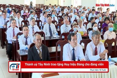 Thành uỷ Tây Ninh trao tặng Huy hiệu Đảng cho đảng viên