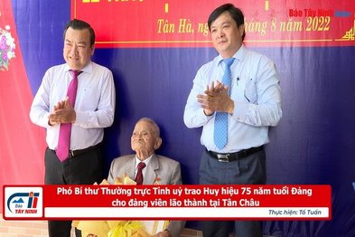 Phó Bí thư Thường trực Tỉnh uỷ trao Huy hiệu 75 năm tuổi Đảng cho đảng viên lão thành tại Tân Châu