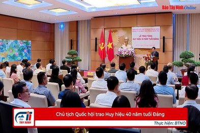 Chủ tịch Quốc hội trao Huy hiệu 40 năm tuổi Đảng