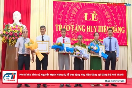 Phó Bí thư Tỉnh uỷ Nguyễn Mạnh Hùng dự lễ trao tặng Huy hiệu Đảng tại Đảng bộ thị xã Hoà Thành