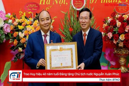 Trao Huy hiệu 40 năm tuổi Đảng tặng Chủ tịch nước Nguyễn Xuân Phúc