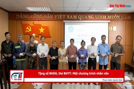 Tặng sổ BHXH, thẻ BHYT: Một chương trình nhân văn