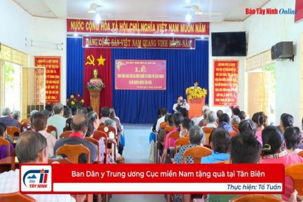 Ban Dân y Trung ương Cục miền Nam tặng quà tại Tân Biên