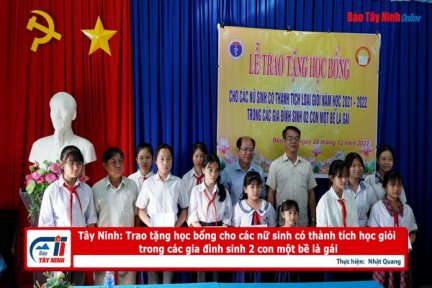 Trao tặng học bổng cho các nữ sinh có thành tích học giỏi trong các gia đình sinh 2 con một bề là gái