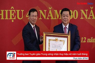 Trưởng ban Tuyên giáo Trung ương nhận Huy hiệu 40 năm tuổi Đảng