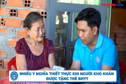 Nhiều ý nghĩa thiết thực khi người khó khăn được tặng thẻ BHYT