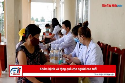 Khám bệnh và tặng quà cho người cao tuổi