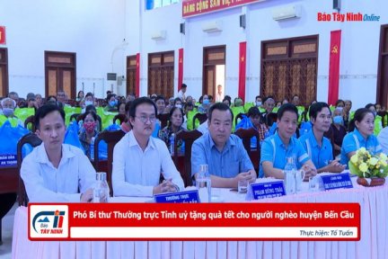 Phó Bí thư Thường trực Tỉnh uỷ tặng quà tết cho người nghèo huyện Bến Cầu