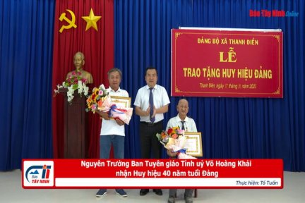 Nguyên Trưởng Ban Tuyên giáo Tỉnh uỷ Võ Hoàng Khải nhận Huy hiệu 40 năm tuổi Đảng