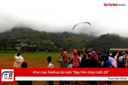 Khai mạc Festival dù lượn “Bay trên mùa nước đổ”