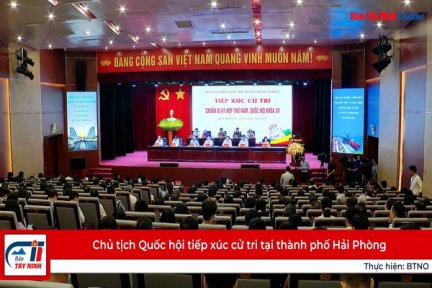 Chủ tịch Quốc hội tiếp xúc cử tri tại thành phố Hải Phòng