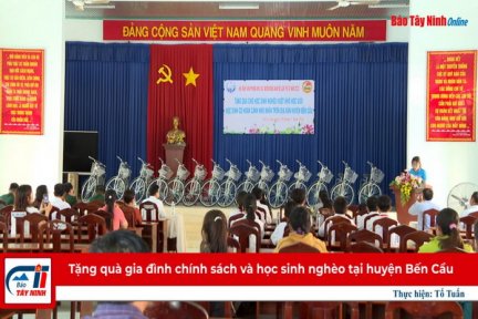 Tặng quà gia đình chính sách và học sinh nghèo tại huyện Bến Cầu