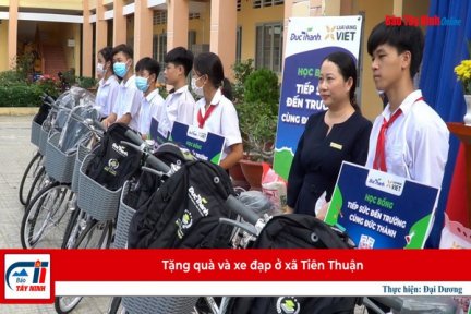 Tặng quà và xe đạp ở xã Tiên Thuận