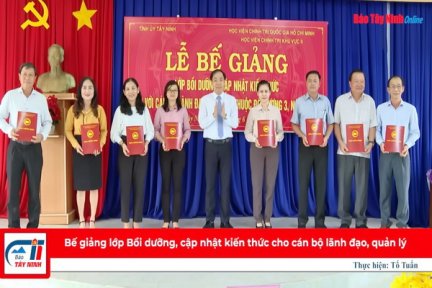 Bế giảng lớp Bồi dưỡng, cập nhật kiến thức cho cán bộ lãnh đạo, quản lý