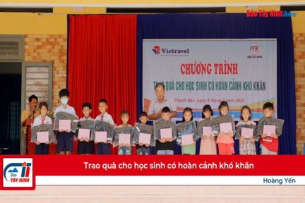 Trao quà cho học sinh có hoàn cảnh khó khăn