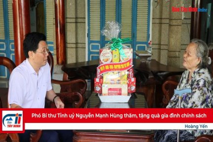 Phó Bí thư Tỉnh uỷ Nguyễn Mạnh Hùng thăm, tặng quà gia đình chính sách