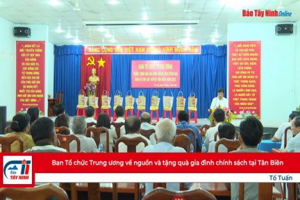 Ban Tổ chức Trung ương về nguồn và tặng quà gia đình chính sách tại Tân Biên