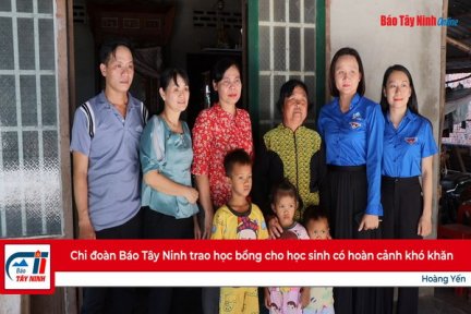 Chi đoàn Báo Tây Ninh trao học bổng cho học sinh có hoàn cảnh khó khăn