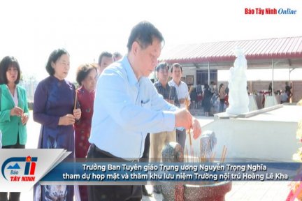 Trưởng Ban Tuyên giáo Trung ương Nguyễn Trọng Nghĩa tham dự họp mặt và thăm khu lưu niệm Trường nội trú Hoàng Lê Kha