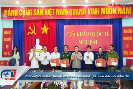 Chủ tịch Quốc hội thăm, làm việc với lực lượng bảo vệ biên giới tại cửa khẩu quốc tế Mộc Bài