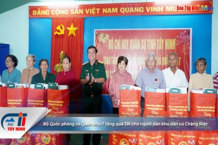 Bộ Quốc phòng và Quân khu 7 tặng quà Tết cho người dân khu dân cư Chàng Riệc