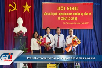 Phó Bí thư Thường trực Tỉnh uỷ trao quyết định về công tác cán bộ