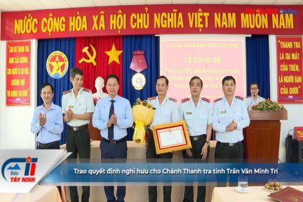 Trao quyết định nghỉ hưu cho Chánh Thanh tra tỉnh Trần Văn Minh Trí