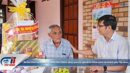 Bí thư Tỉnh uỷ Nguyễn Thành Tâm thăm, tặng quà các gia đình chính sách tại thành phố Tây Ninh