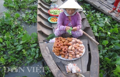 'Ai mua bánh cam, bánh còng hôn'...