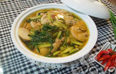 Canh cua khoai sọ rau rút