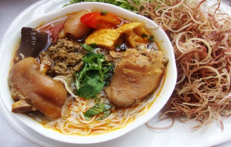 Bún riêu giò heo