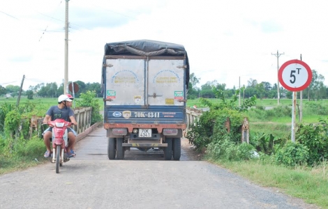 Cầu Long Hưng “kêu cứu”